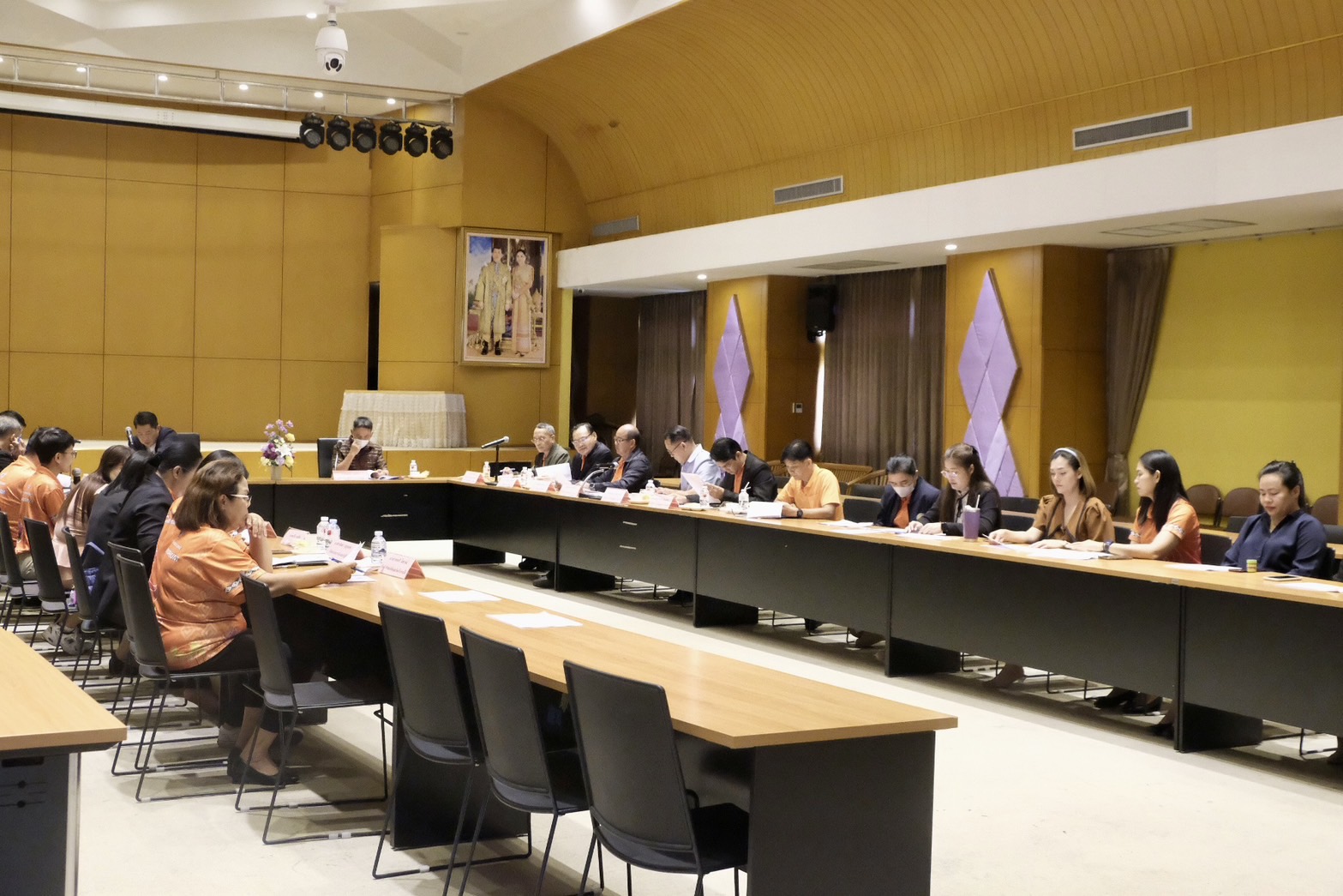 การประชุม คณะกรรมการดำเนินการสอบคัดเลือก ข้าราชการองค์การบริหารส่วนจังหวัด 
        ให้ดำรงตำแหน่งในต่างสายงานจากประเภททั่วไปเป็นประเภทวิชาการ ในสังกัดองค์การบริหารส่วนจังหวัดชัยภูมิ (4)
